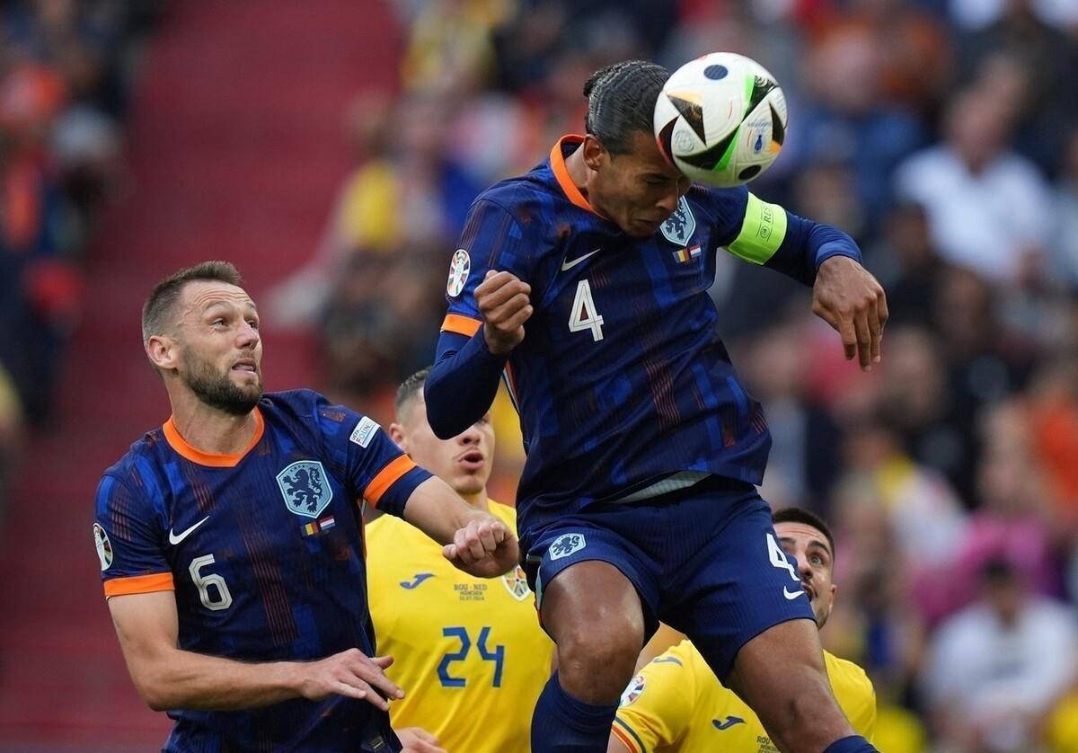 荷兰队在比赛中展现出色的团队配合 荷兰队在比赛中展现出色的团队配合