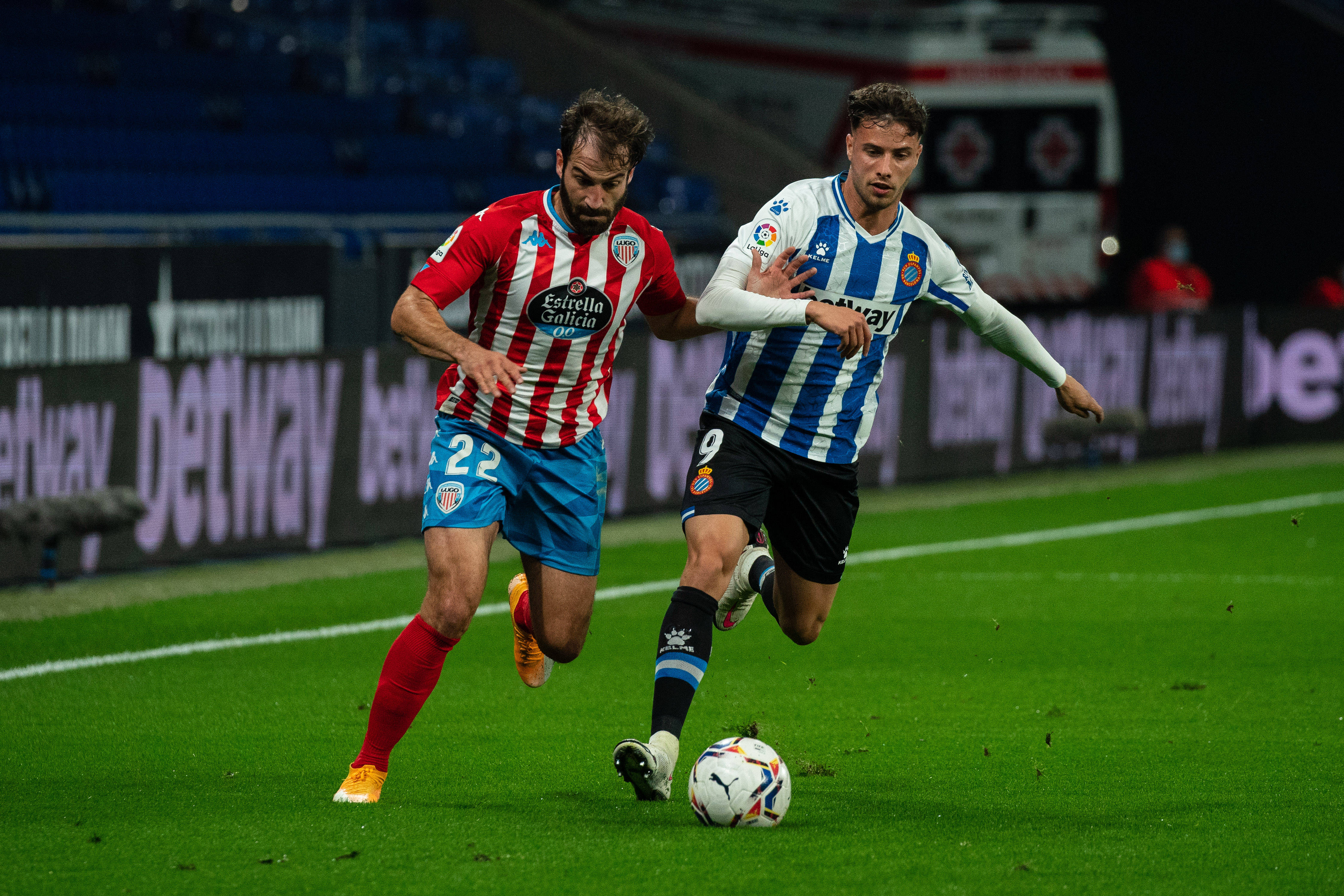 包含卢戈球员奋力拼抢，不畏艰难挑战的词条