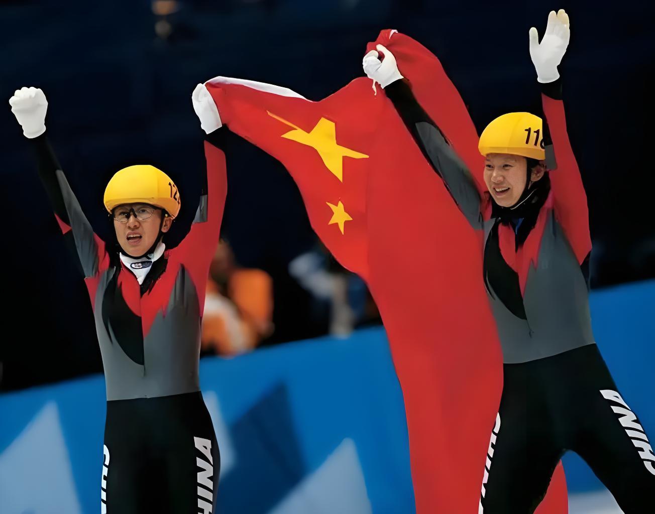 队员集体奋力拼搏,赢得无比激动的胜利 队员集体奋力拼搏,赢得无比激动的胜利